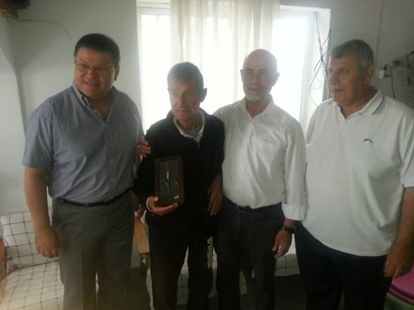 Ο Ρεζβάν Κόντι, δεύτερος από αριστερά, δίπλα στους Πάμπη Κυρίτση, Αλί Γκουλέ και Μεχμέτ Σεϊς. Λίγους μήνες πριν το θάνατό του τιμήθηκε για την προσφορά του στους κοινούς αγώνες του συνδικαλιστικού κινήματος.